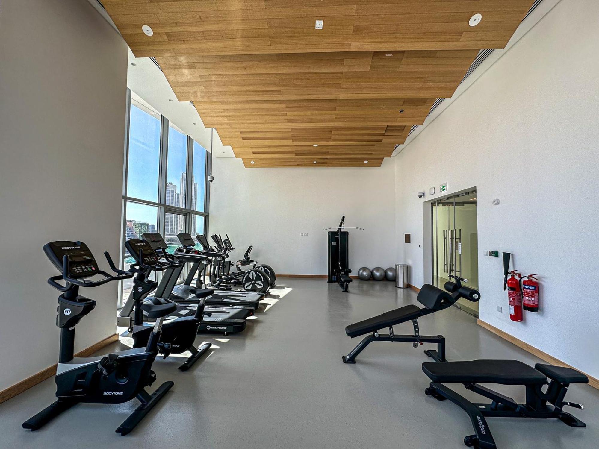 Marco Polo - Stunning 2 Bedroom With Marina Views, Huge Pool & Gym Dubai